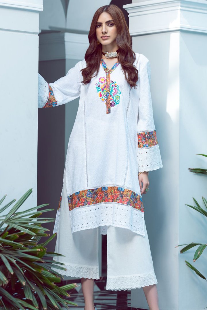 Crispy White Chikan Kari Kurti With Enhancing Embroidery Motif Styled With Contrast Print